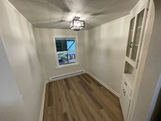 Building Photo - 3 Bedroom - 1 Bath Single Family  Home- AV...