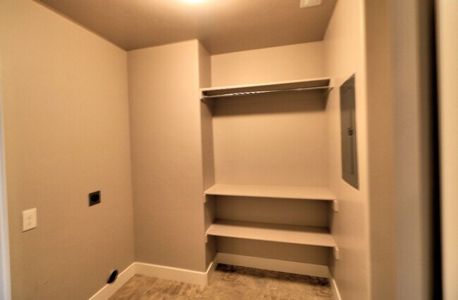 Building Photo - 3 bed 2.5 bath townhome in Salem