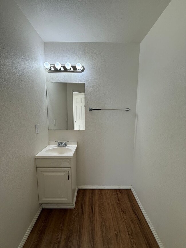 Building Photo - L41900