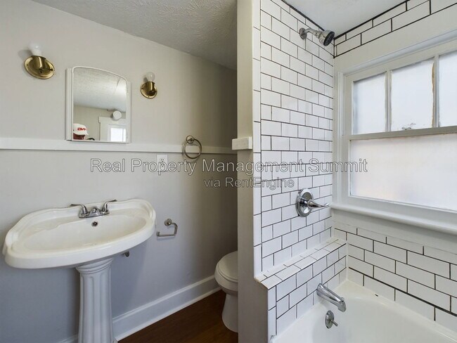 Building Photo - 2408 Poplar St