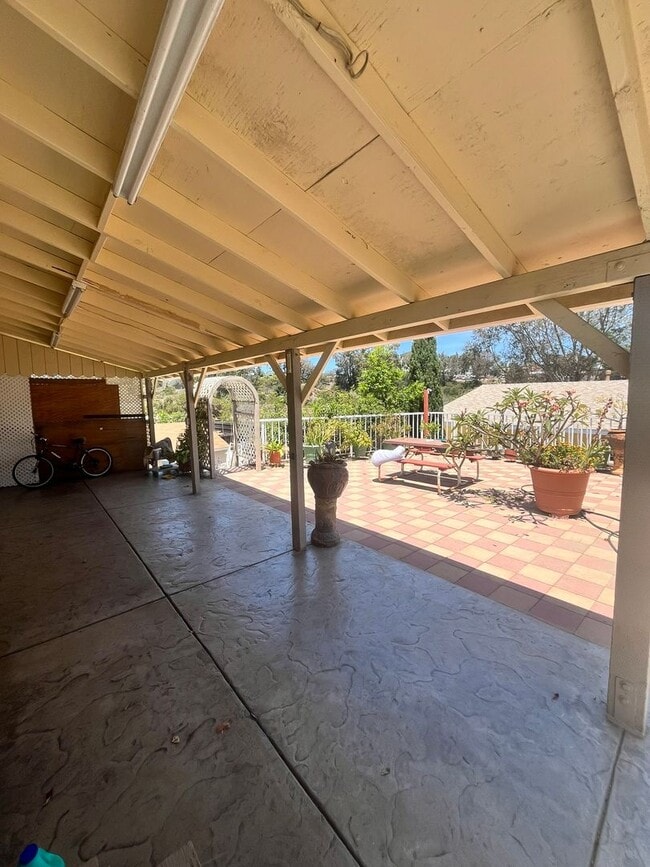 Building Photo - Well-Maintained San Diego Home with Classi...