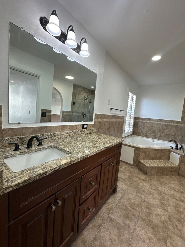 Building Photo - 7461 Plaza Redonda Dr