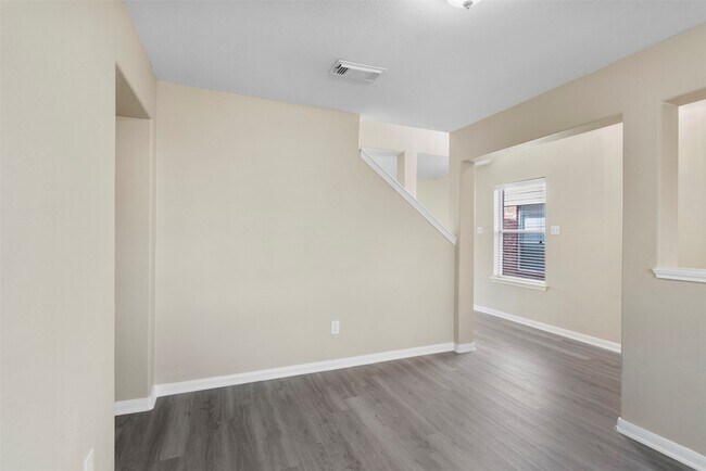 Building Photo - 2423 Pinpoint Dr