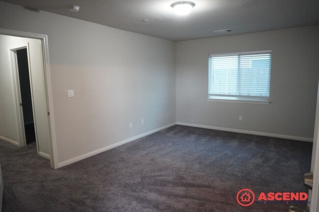 Building Photo - Stunning Home Off of Taft Highway and South H Street!