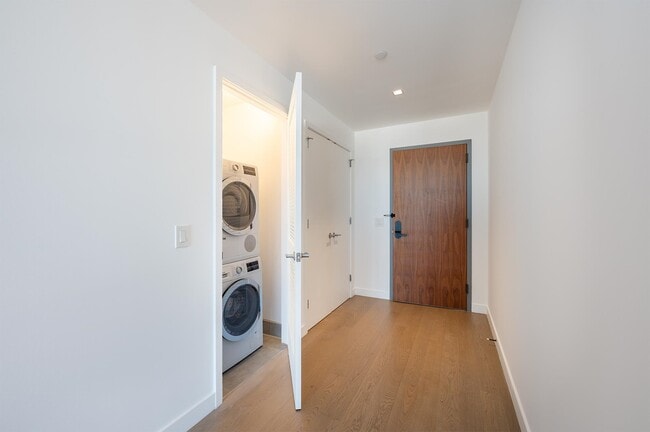 Building Photo - 75 Park Ln S