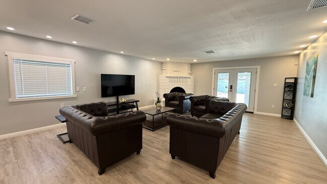 Building Photo - Furnished Ranch-Style Home with Casita – O...