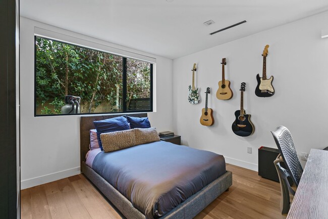 Building Photo - Prestigious Hollywood Hills Home for Rent