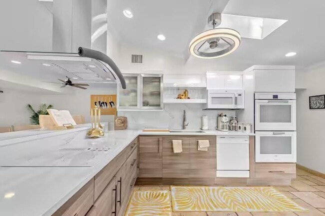 Building Photo - 2780 NE 16th St