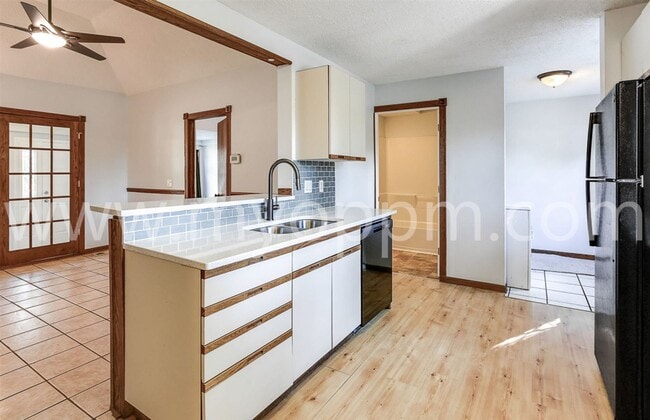 Building Photo - Beautiful 2 Bedroom / 1 Bathroom Home | Ne...