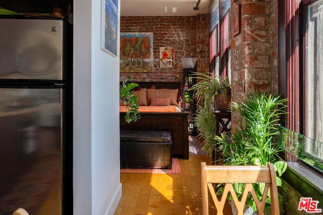 Building Photo - 460 S Spring St