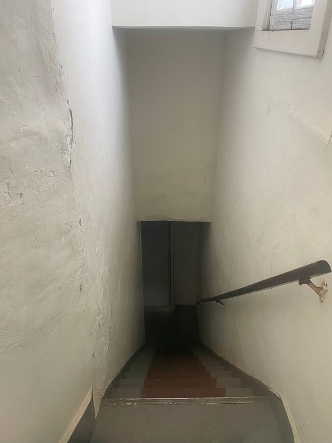 Building Photo - 426 E 13th St