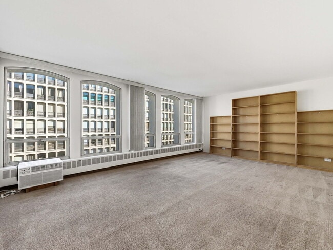 Building Photo - 1400 E 55th Pl