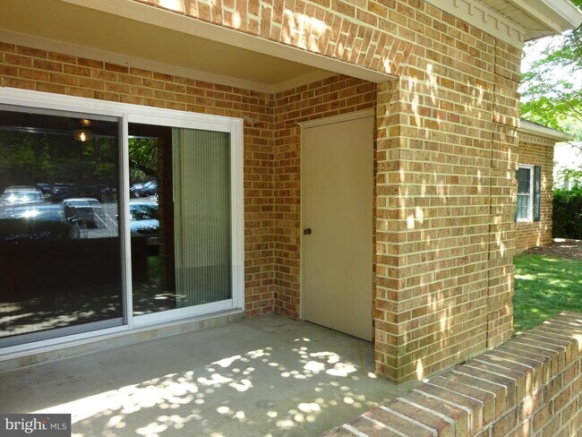 Building Photo - 5801 Cove Landing Rd
