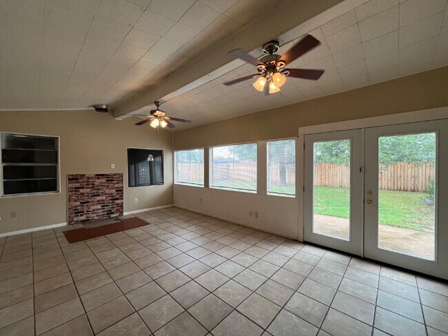 Building Photo - Cute 3 bedroom home with large backyard