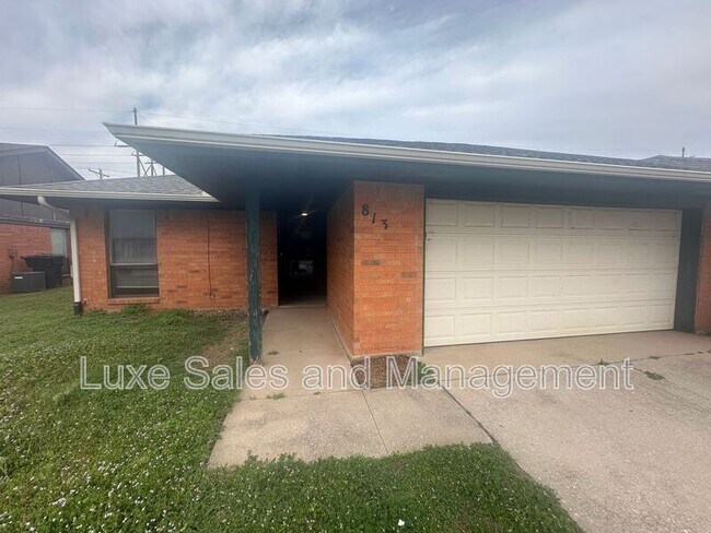 Building Photo - 813 N Eagle Ln