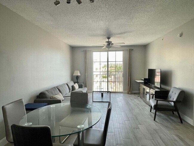 Building Photo - 630 S Sapodilla Ave