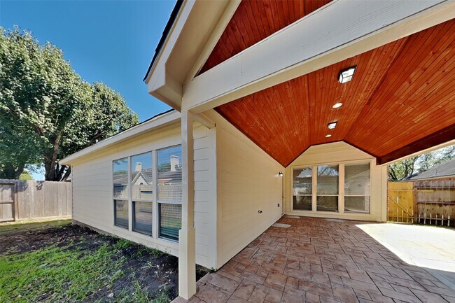 Building Photo - 4911 Lake Daniel Ct