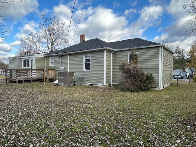 Building Photo - 4 Bedroom / 2 Bath Home Kingsport, TN