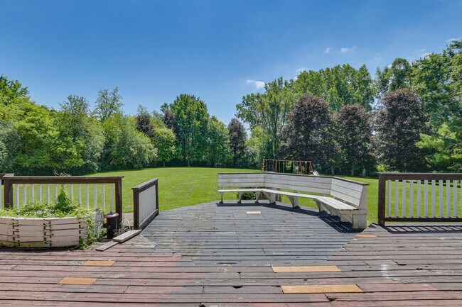 Building Photo - 7 Creekside Ln