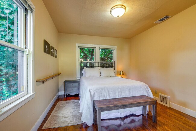 Building Photo - 2627 Land Park Dr