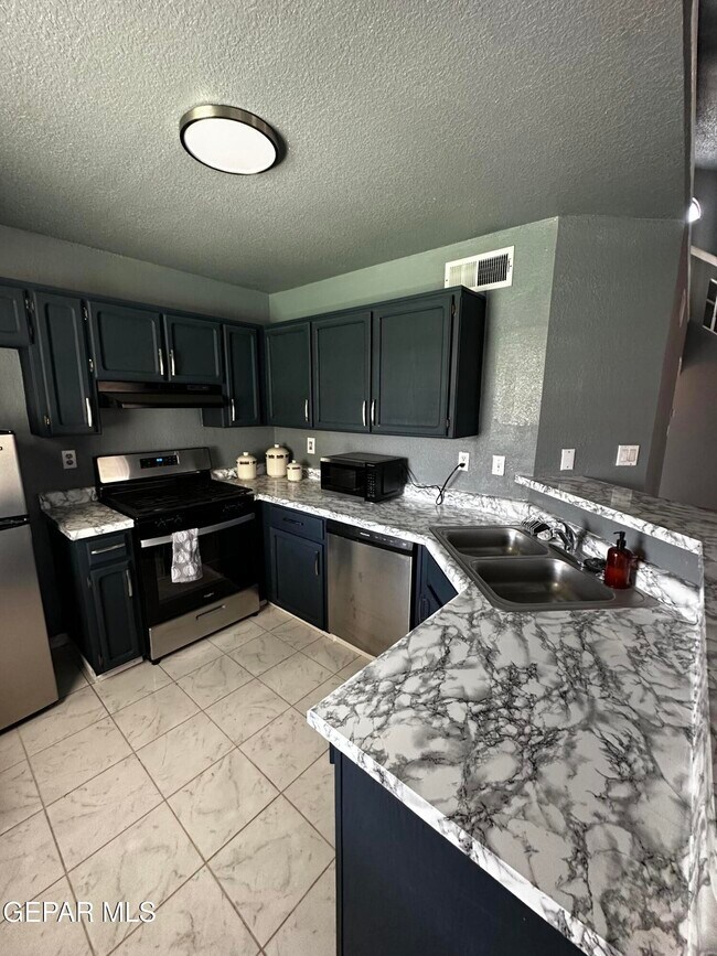 Building Photo - 3181 Queens Garden Cir