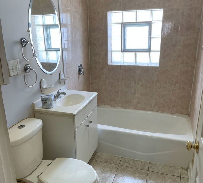 Building Photo - 4343 W Diversey Ave