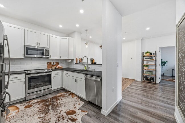 Building Photo - newly remodeled charming 2bd/2ba condo w/pool access