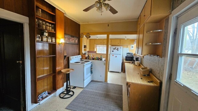 Building Photo - Large Corner Lot House