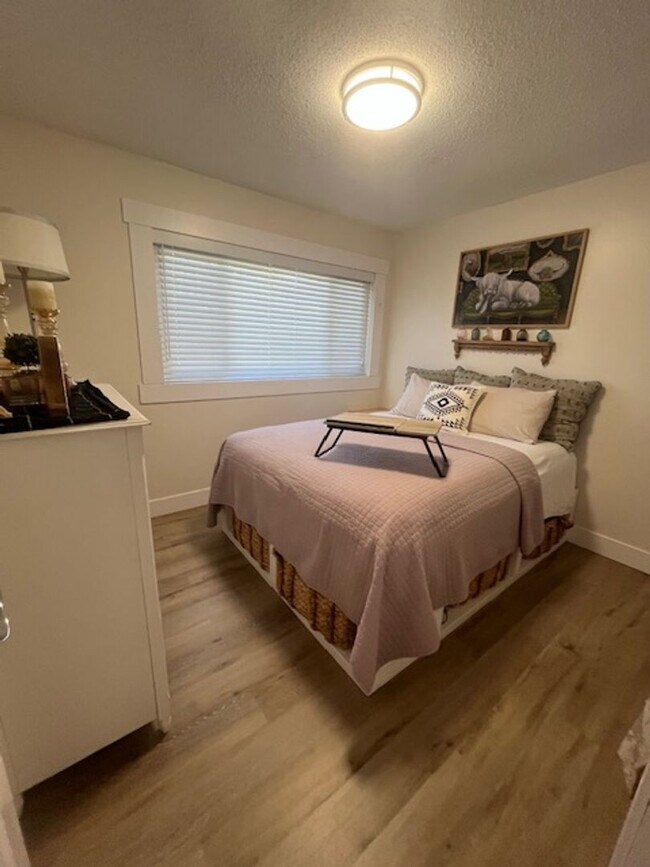 Building Photo - ? **Charming Single-Level Home Just Minute...