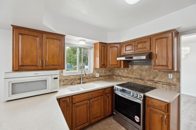 Building Photo - Move-In Ready 4 bedroom, 3 bathroom Home i...