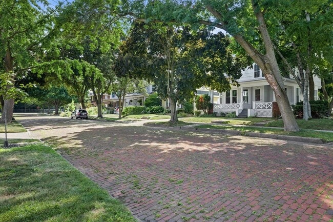 Building Photo - Updated 4 Bedroom Victorian on College Ave