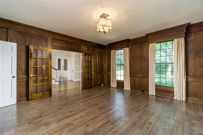 Building Photo - 565 River Chase Point
