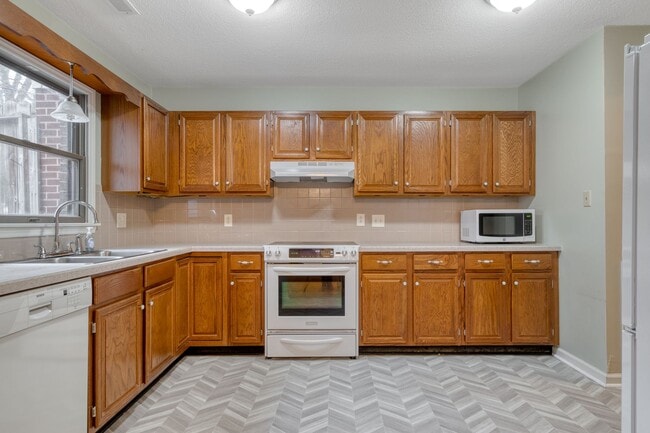 Building Photo - 3 bed/2 1/2 Bath.  Pet Friendly.  Easy access to I81/US460