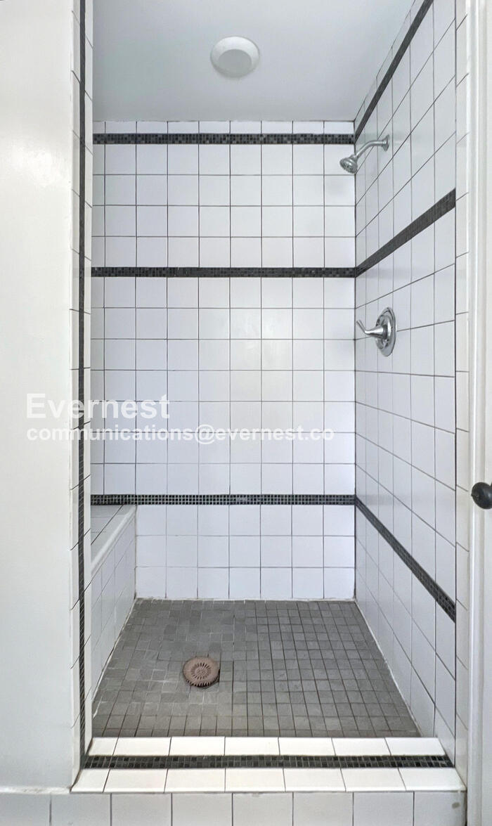 Building Photo - 11305 E 50th Terrace