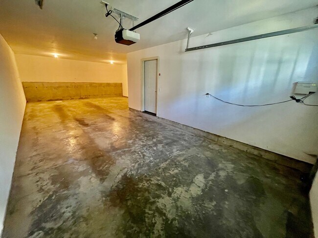 Building Photo - 12947 NW Clement Ln