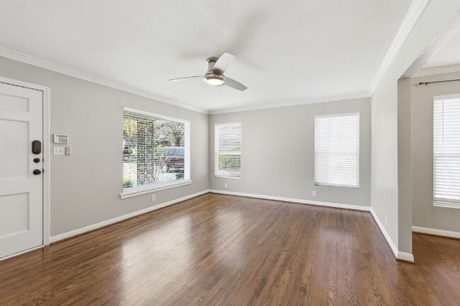 Building Photo - "Picture-perfect 2-1 with Updated Touches, a Cozy Backyard, and Prime Location near Downtown!"