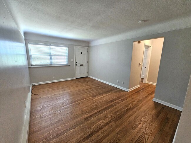 Building Photo - Charming 1 Bed, 1 Bath Apt in Ideal NW Area