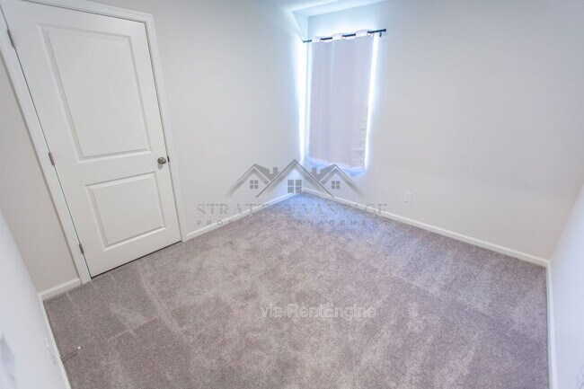 Building Photo - 3510 Mateo Dr