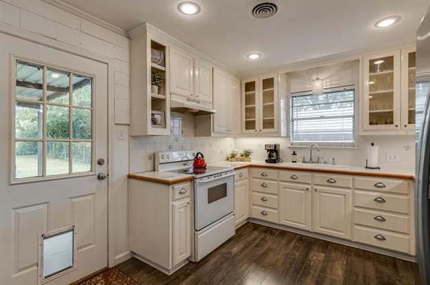 Building Photo - 720 Chisholm Trail