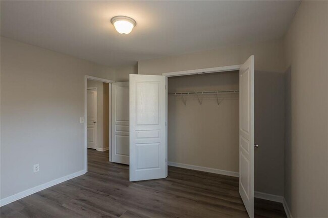 Building Photo - 204 Parc View Ln