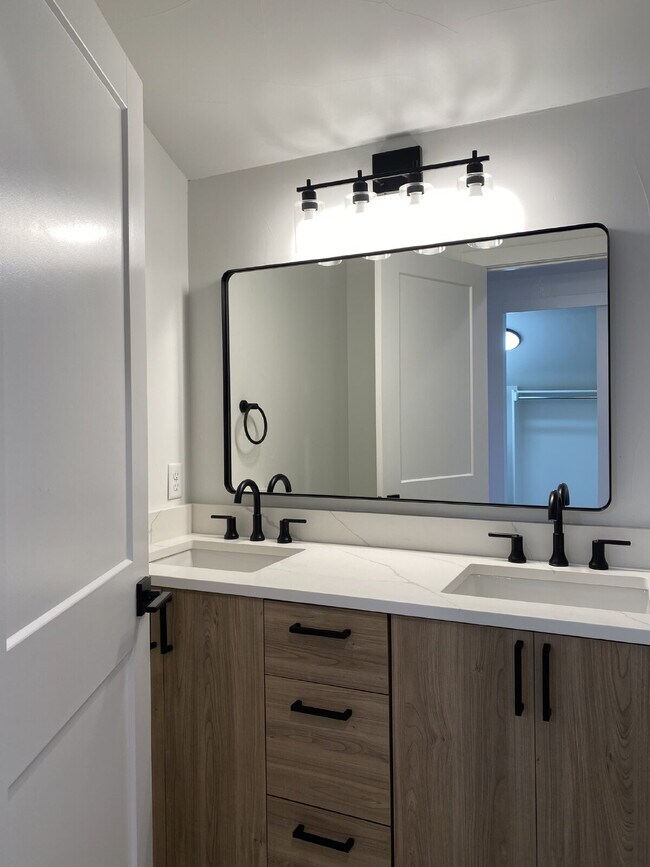 Building Photo - Beautiful, newer (2024) townhome in the de...