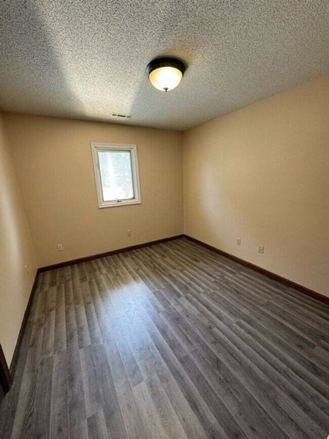 Building Photo - 4919 Montcalm Ct