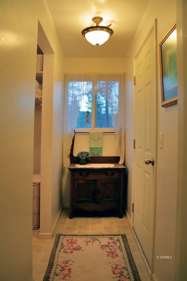 Building Photo - One Level House one mile from town close to hiking trails