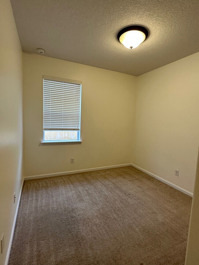 Building Photo - 627 Aeolian Dr