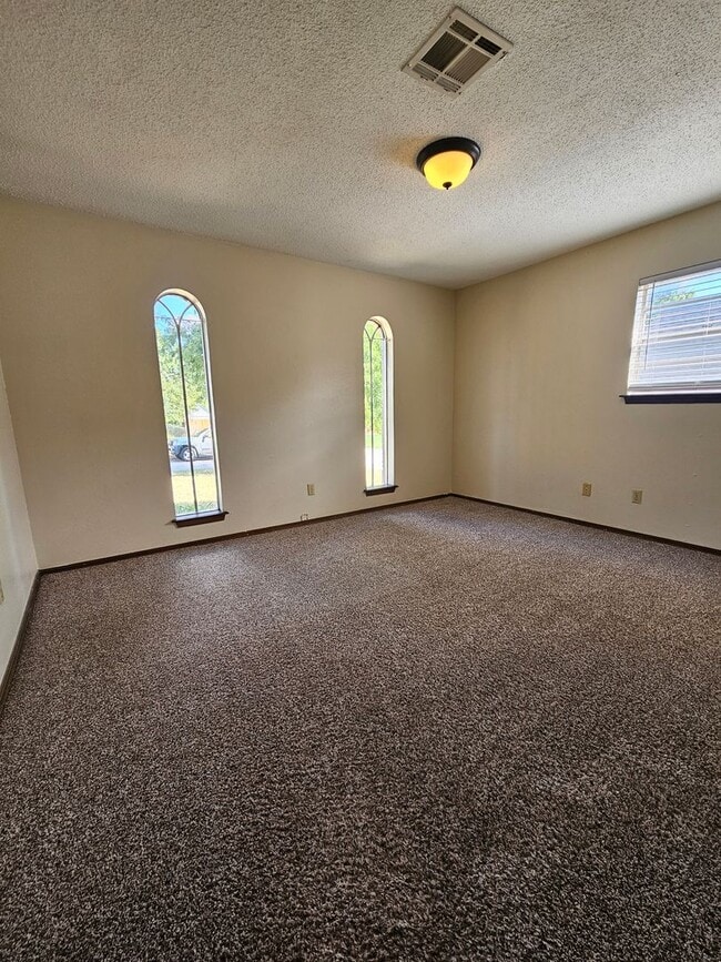 Building Photo - (3) Bed/(1.5) Bath in NE Norman Avail NOW!