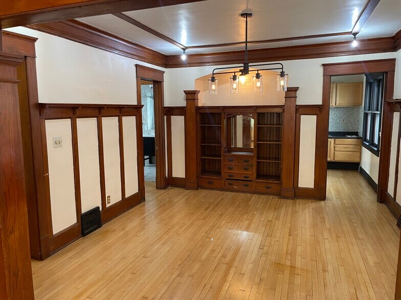Primary Photo - 2444 N Booth St