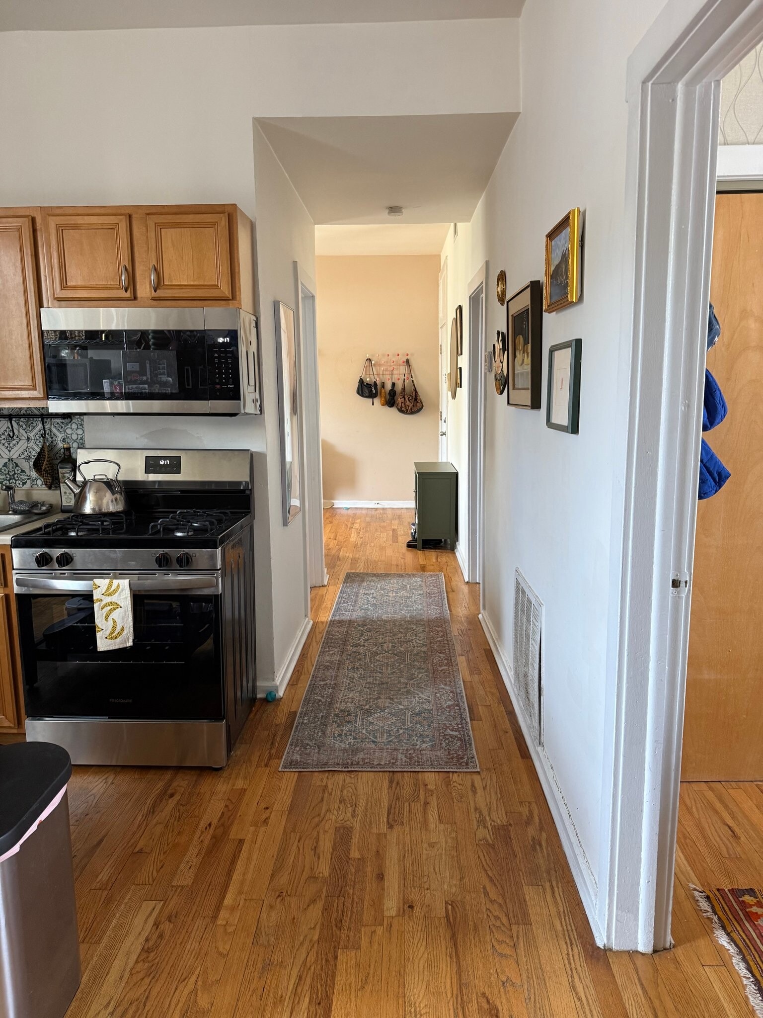 Building Photo - 2312 W Dickens Ave