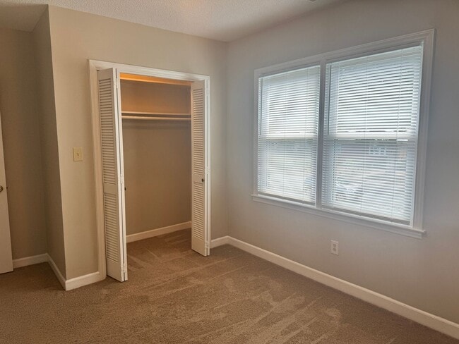 Building Photo - 744 Crescent Dr