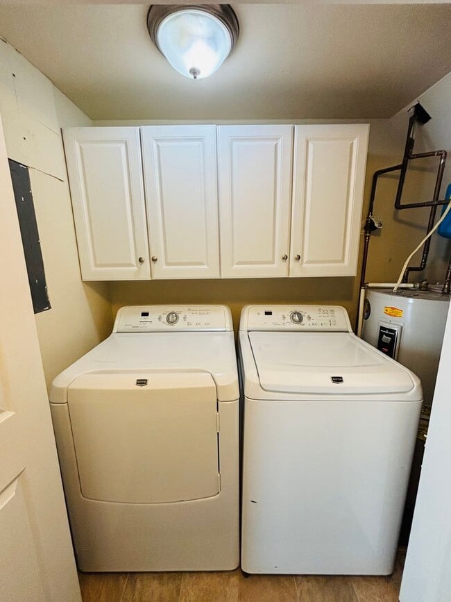 Building Photo - 3 Bedroom 1 full and 2 half bath Townhouse
