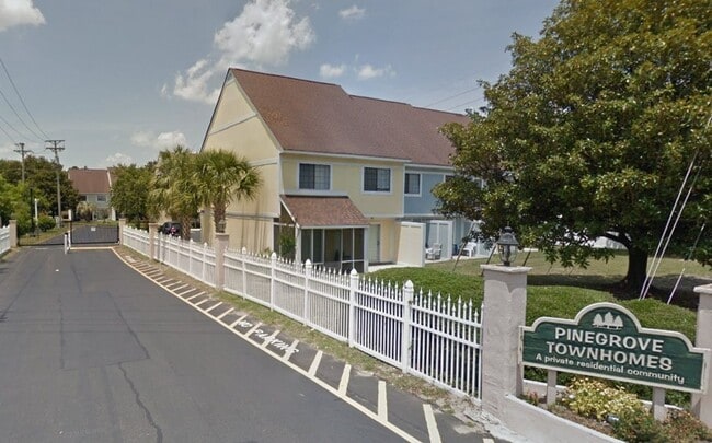 Building Photo - Gated Community, 1.5 Miles to Beach, Pet F...